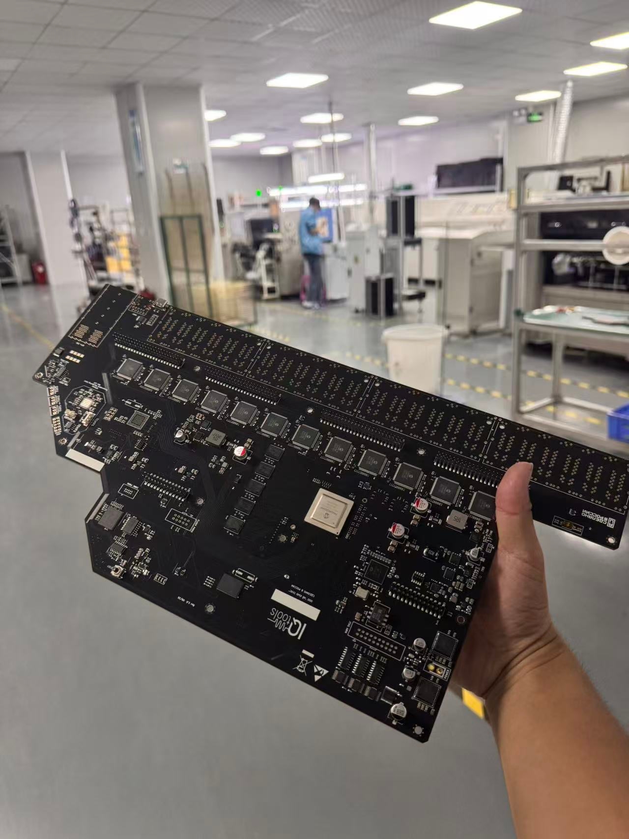 Печатная плата VSC7558 на производственной линии